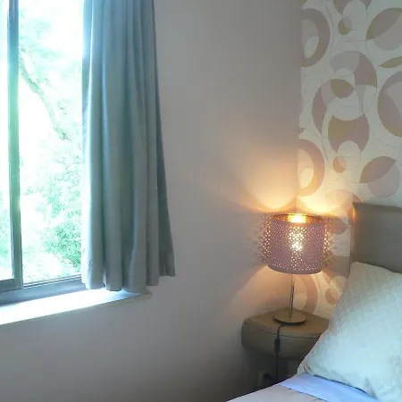 Centre: Cozy Near St Lambert Station