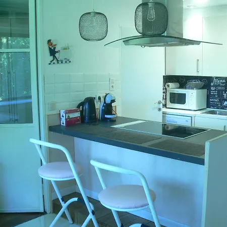 Centre: Cozy Near St Lambert Station *