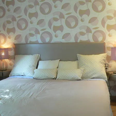 Centre: Cozy Near St Lambert Station *