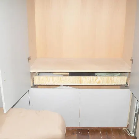Centre: Cozy Near St Lambert Station *