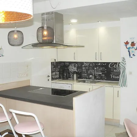 Centre: Cozy Near St Lambert Station