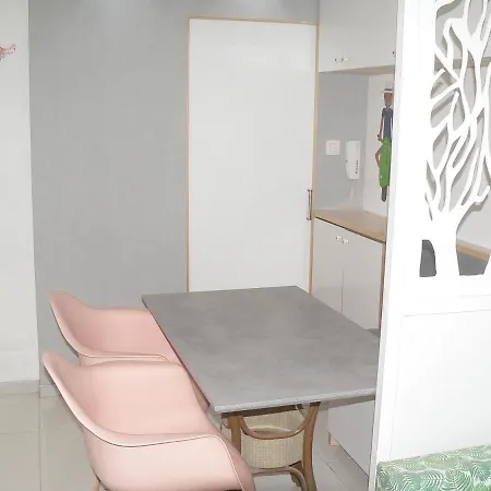 Centre: Cozy Near St Lambert Station *