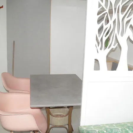 Centre: Cozy Near St Lambert Station Apartment