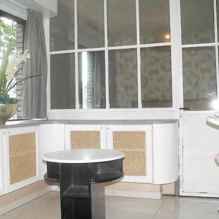 Centre: Cozy Near St Lambert Station Apartment