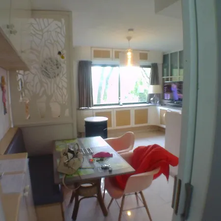 Centre: Cozy Near St Lambert Station Apartment