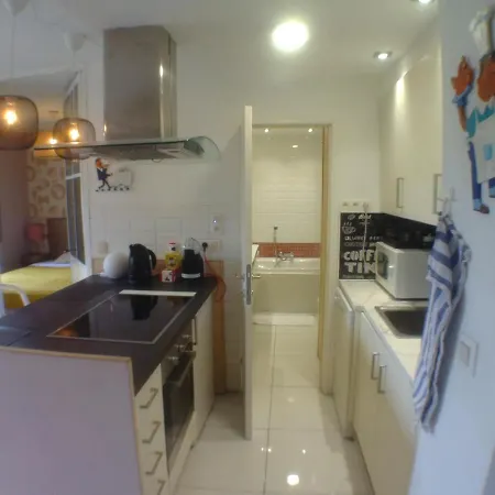 Centre: Cozy Near St Lambert Station