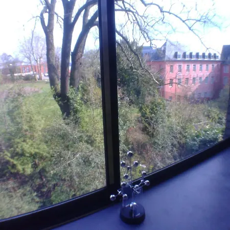 Centre: Cozy Near St Lambert Station *