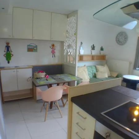 Centre: Cozy Near St Lambert Station *