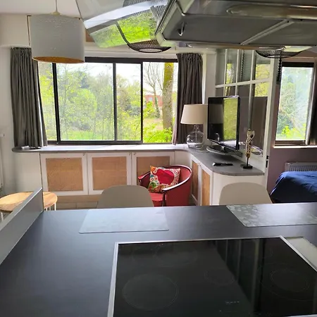 Centre: Cozy Near St Lambert Station