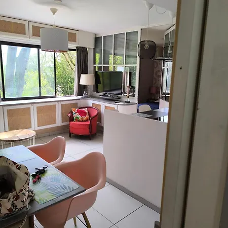 Centre: Cozy Near St Lambert Station *